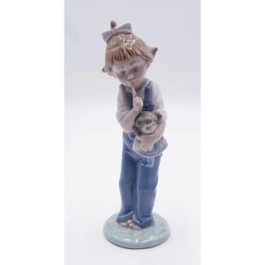 LLADRO Nao PORCELAIN 18.5cm CHARACTER FIGURINE OF A YOUNG GIRL HOLDING A DOLL HU